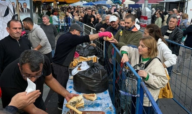 Bodrum’da hamsi festivalinde 3 ton hamsi dağıtıldı, metrelerce kuyruk oluştu