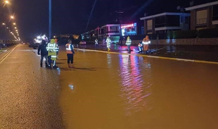 Su baskını nedeniyle trafiğe kapanan İzmir - Çanakkale Karayolu tekrar trafiğe açıldı