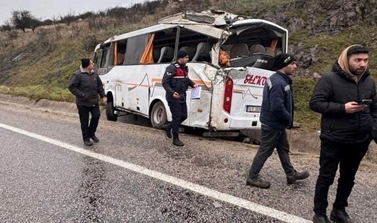 Feci kaza... İşçileri taşıyan servis aracı devrildi: 4’ü ağır 26 yaralı