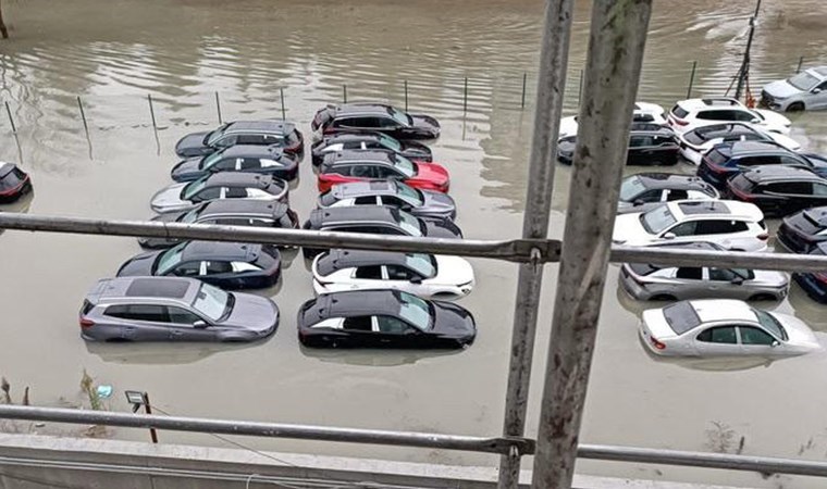 Sarıyer'de 'sağanak' etkisi: Otoparktaki sıfır araçlar su içinde kaldı