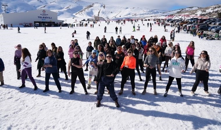 Kadınların kar üstündeki zumba şöleni büyüledi!