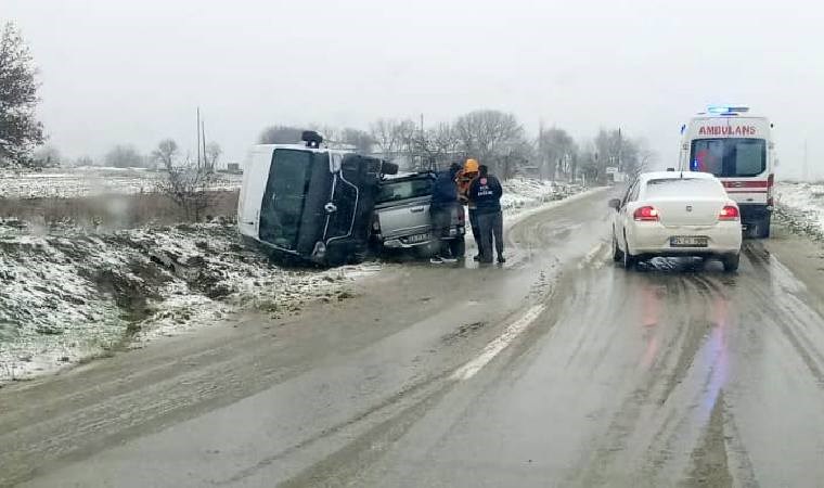 Edirne'de buzlanan yolda devrilen minibüse kamyonet çarptı!