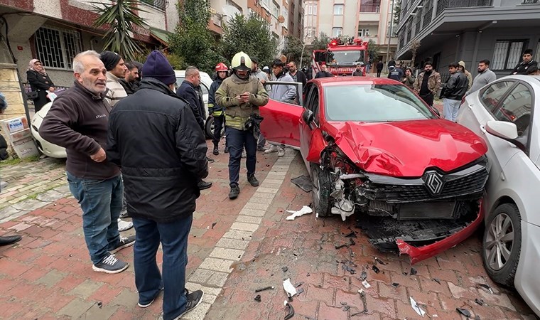 Avcılar'da ortalık savaş alanına döndü: Otomobil yayaya ve iki araca çarptı, sürücü kaçtı!