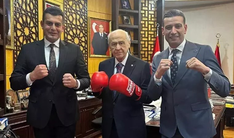 MHP lideri Devlet Bahçeli’den ‘boks eldivenli’ poz!