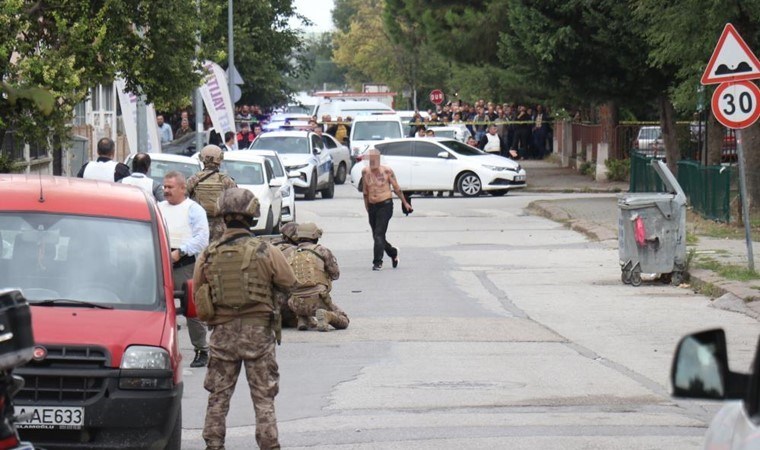 Erkek dehşeti! Eski polis, kadını defalarca boğazından bıçakladı!