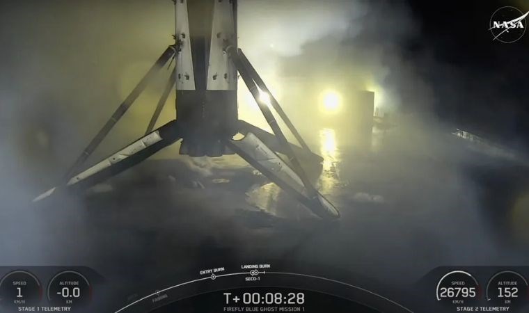 SpaceX, iki aracı Ay'a iniş için uzaya fırlattı