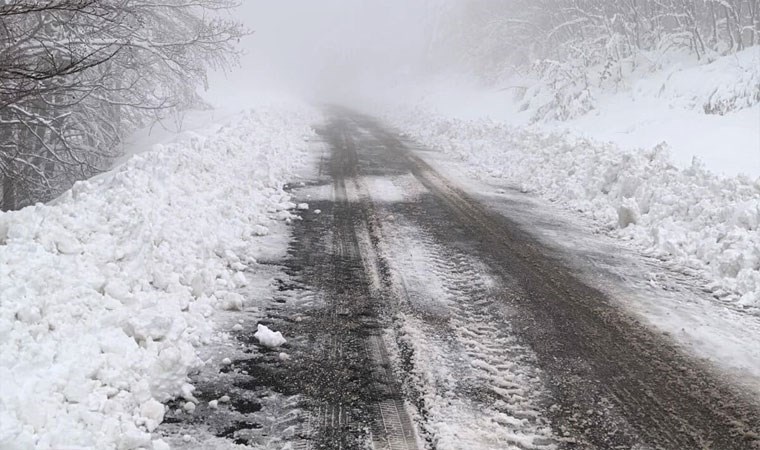 Çanakkale'de kar yağışı trafiği durma noktasına getirdi