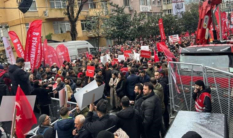 Yurttaşlar, Beşiktaş Belediyesi önünde toplandı