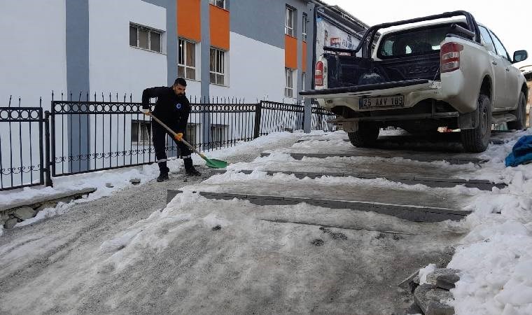 Sibirya soğukları Hakkâri'yi esir aldı: Yollar, kaldırımlar ve merdivenler buz tuttu!