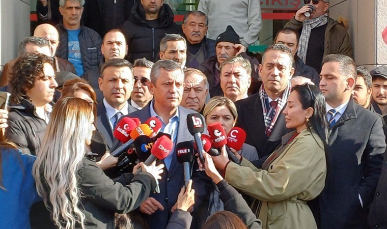 Özgür Özel, Ümit Özdağ'a destek için adliyeye geldi: Genel Başkanların hukuku birbirlerine emanettir