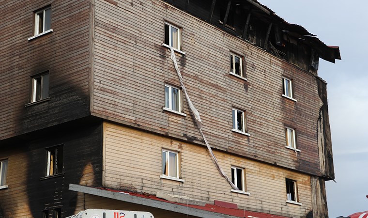 67 yaşındaki emekli antrenör, otel yangınında çarşafları birbirine bağlayıp 11 kişiyi kurtardı! - Resim : 1