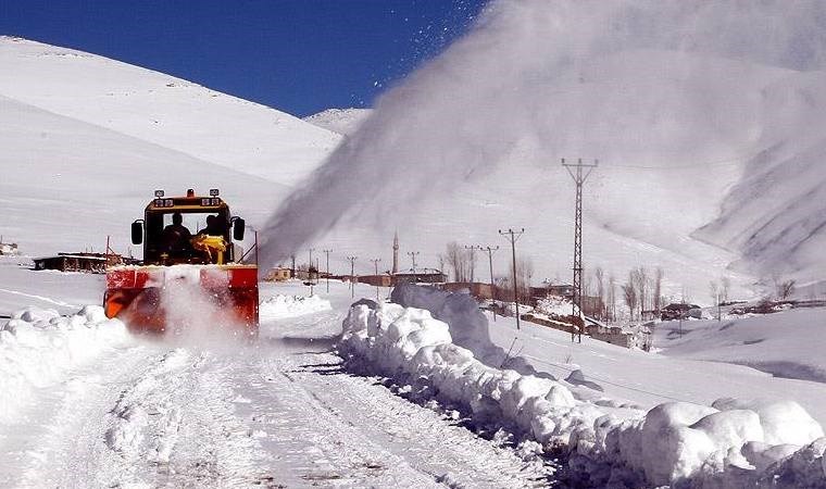 Muş'ta kar yağışı nedeniyle 15 köye ulaşım sağlanamıyor!