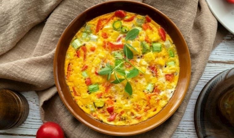 Pratik ve lezzetli bir kahvaltılık: Sebzeli omlet tarifi