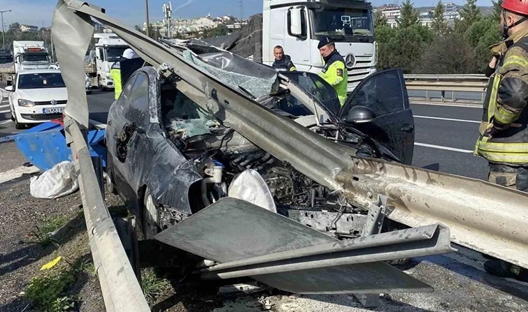 İzmit istikameti kilitlendi! TEM Otoyolu'nda otomobil bariyerlere girdi: 1'i ağır 4 yaralı