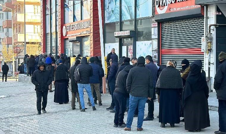 Ucuz et kuyruğunda bekleyen yurttaş isyan etti: 'Bir tek tabut ve mezarımız eksik'