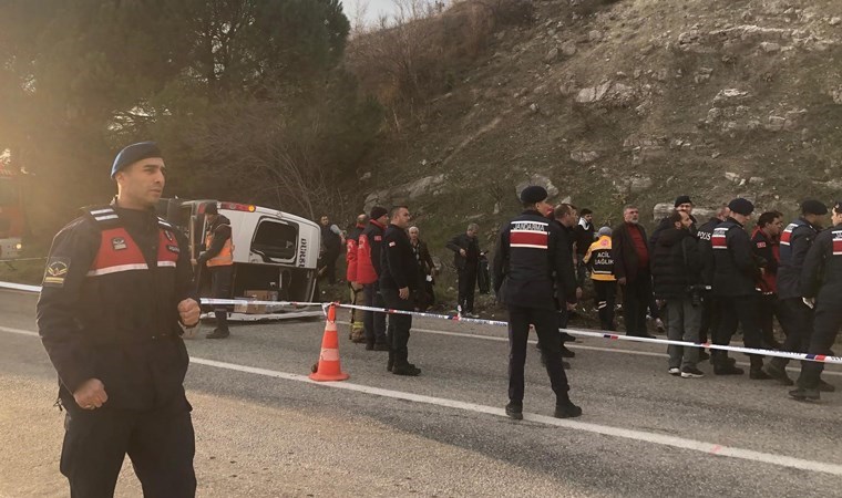 Balıkesir'de feci kaza... Minibüs otomobille çarpıştı: 2 kişi öldü, 10'dan fazla yaralı...