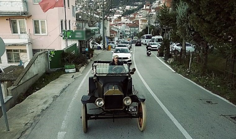 Antika tutkunu, 110 yaşındaki otomobiliyle şehir turu atıyor