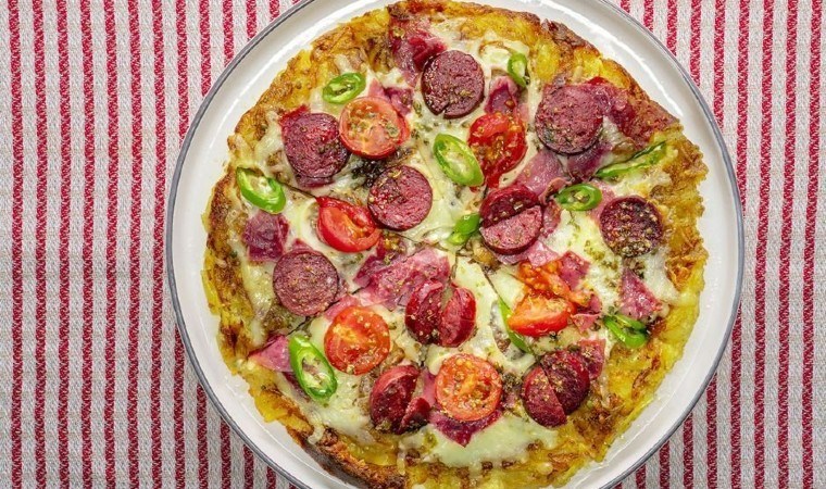 Pazar kahvaltılarına farklı tarif arayanların favorisi olacak pratik lezzet: Patates pizza tarifi