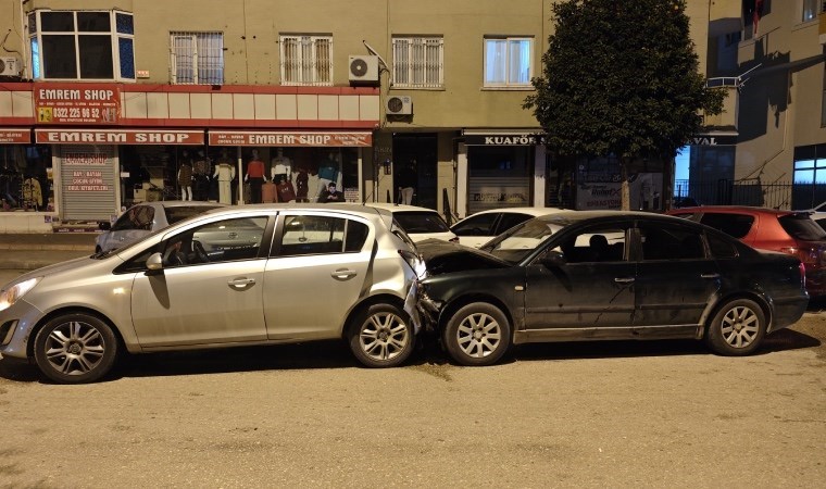 Adana'da otomobil, park halindeki 5 araca çarptı: 1'i ağır 3 yaralı!