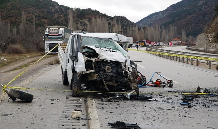 Çorum'da  zincirleme trafik kazası: 2 kişi hayatını kaybetti, 5 kişi yaralandı