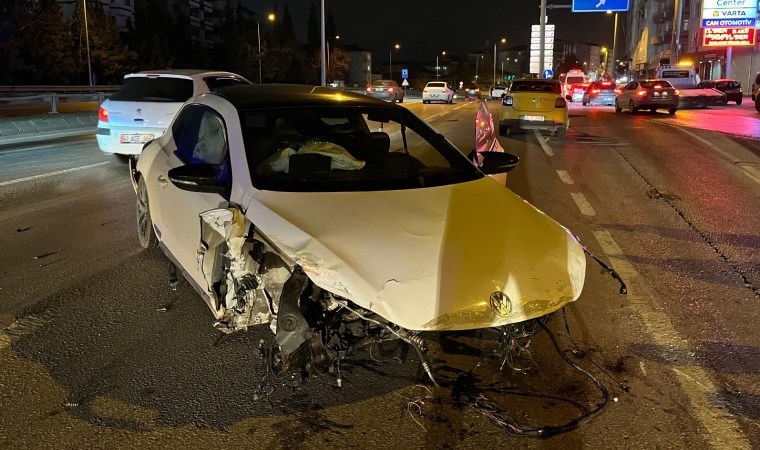 Kocaeli'nde feci kaza... Otomobilin motoru koptu: 2 yaralı