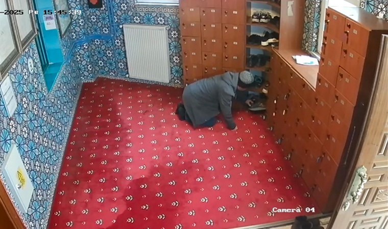 Beyoğlu'nda pes dedirten hırsızlık! Camide namaz kılıyor gibi yapıp, ayakkabı çaldı: Savunması şaşırttı...