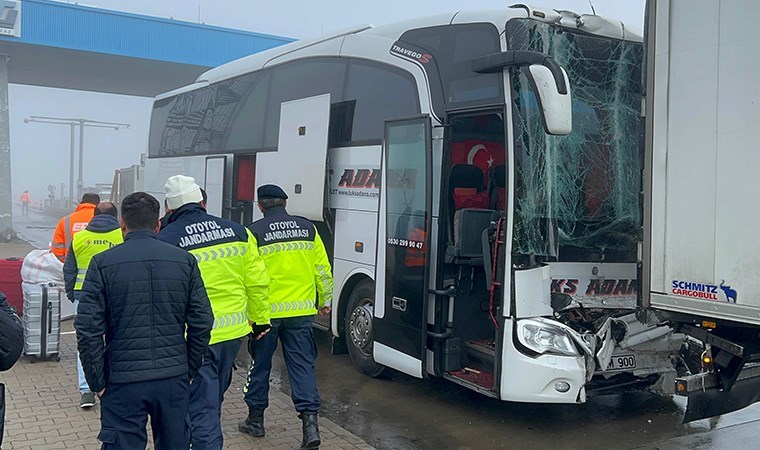 Yine yolcu otobüsü, yine kaza... Niğde-Ankara Otoyolu'nda yolcu otobüsü önündeki TIR'a çarptı: 8 yaralı