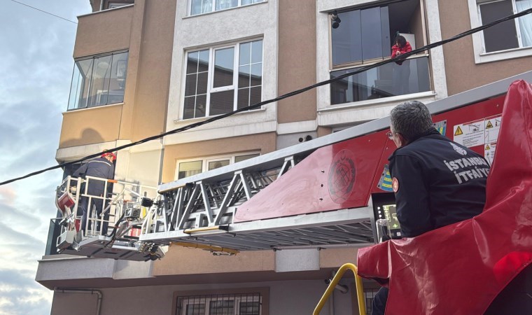 Çamaşır makinası 'yürüdü', kapı açılmadı: Evlerine itfaiye yardımıyla girdiler!