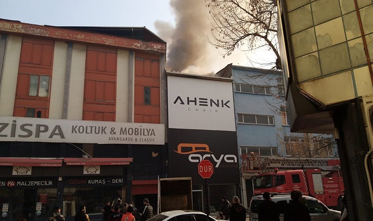 Bursa'da mobilya imalathanesinde korkutan yangın: Çatı kül oldu!