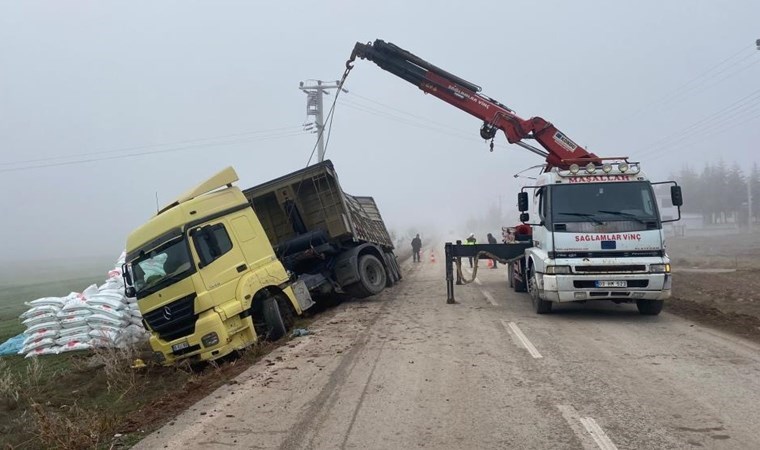 Afyonkarahisar’da TIR devrildi... Sürücü yaralandı!