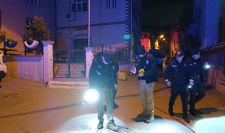 Bursa'da sokak ortasında dehşet: Yürürken 3 kişinin silahlı saldırısına uğradı!