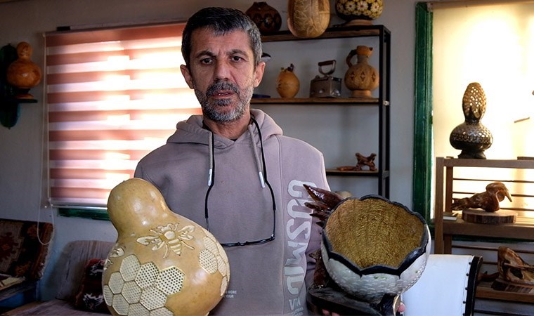 Atık malzemelerden sanat eserleri yaratıyor: 'İmkansızlıktan tıraş fırçasını resim fırçası haline getirdim'