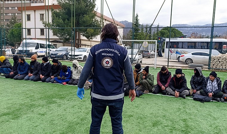 Polis ekipleri fark etti: Amasya'da kaçak göçmen taşıyan TIR şoförü tutuklandı