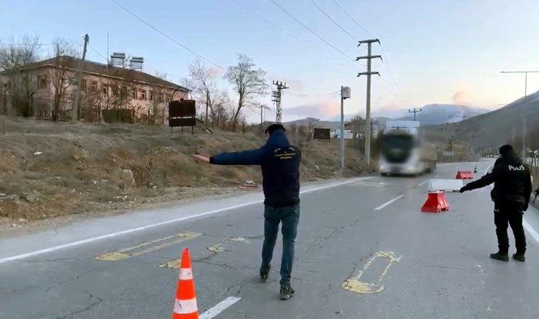 Bitlis'te operasyon: Briket yüklü TIR'da 31 'kaçak göçmen' yakalandı