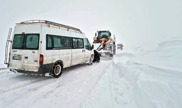 Doğu'da kar esareti... Van, Muş ve Bitlis'te 34 yerleşim yerine ulaşılamıyor!