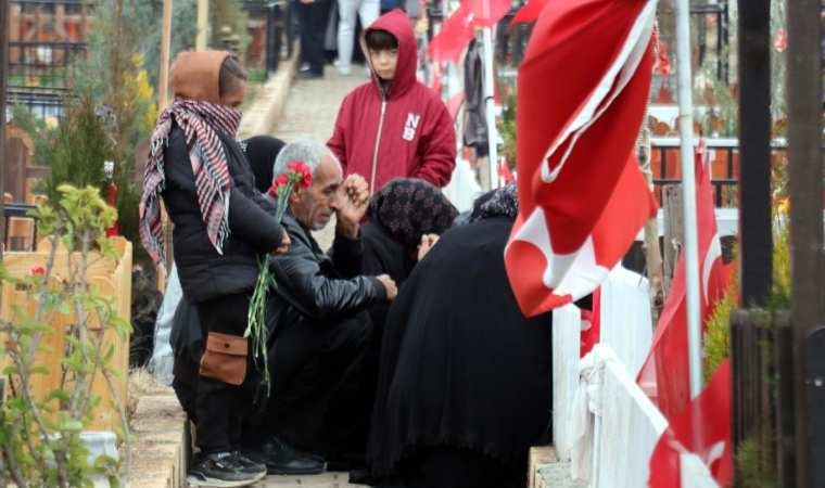 Depremde kaybettikleri yakınlarının mezarlarını ziyaret ettiler