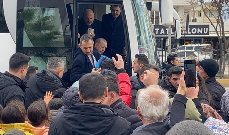 Erdoğan, Adıyaman’da depremzede çocuklara oyuncak TOGG dağıttı