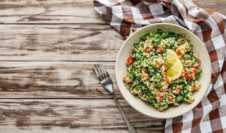 Ferahlatıcı ve sağlıklı bir Orta Doğu lezzeti: Tabbule salatası tarifi