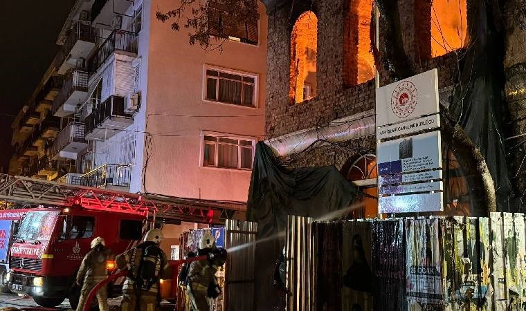 Kadıköy'de restorasyon yapılan tarihi binada yangın: 1 ölü!