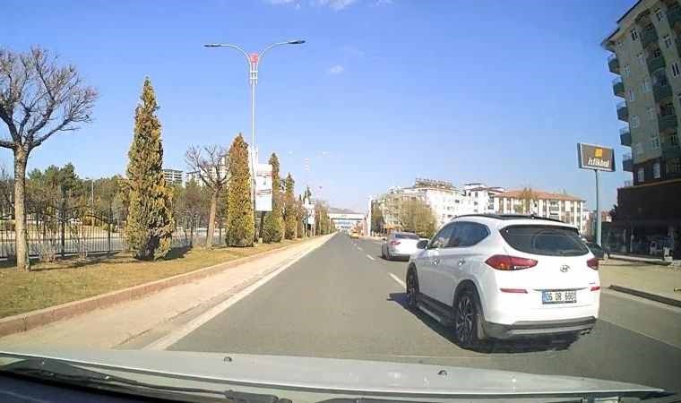 Trafiği tehlikeye atan sürücü kamerada!