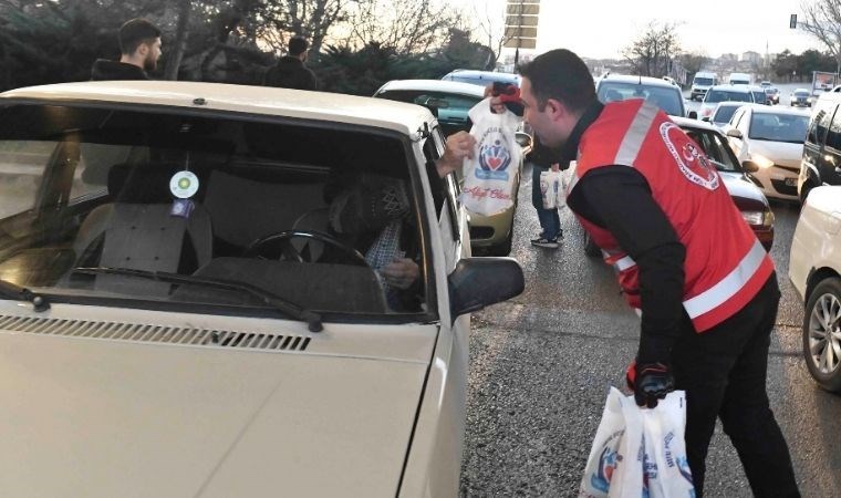 ABB, iftara yetişemeyen yurttaşlara motokuryeyle kumanya dağıtıyor