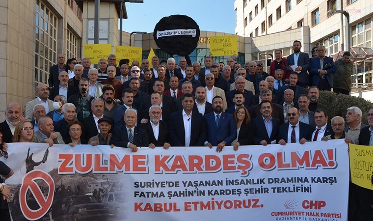 Gaziantep'te Şam ile Halep için 'kardeş şehir' protokolü: CHP'den belediye binası önünde protesto