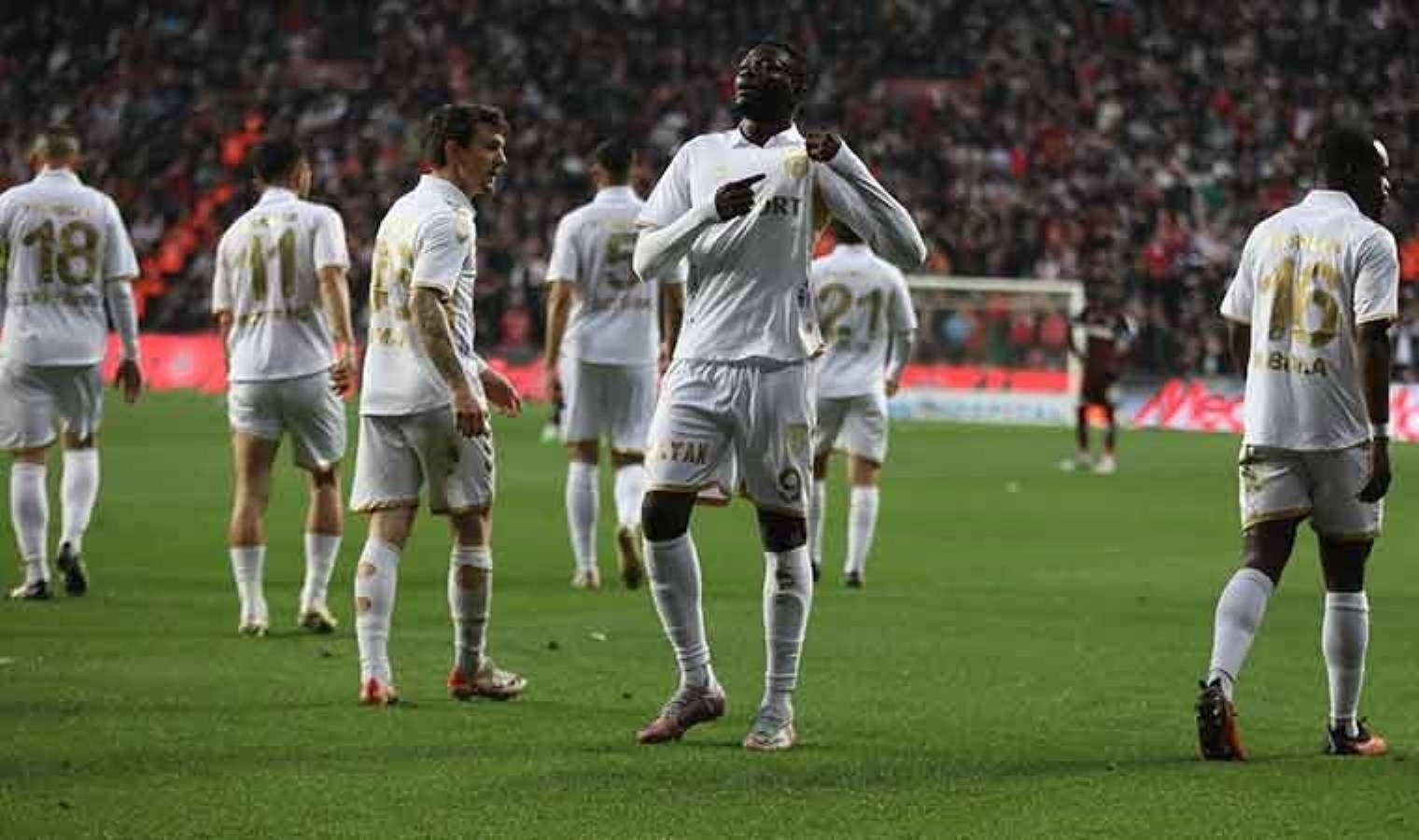 Samsun'da gol yağmuru! Karadeniz derbisinin galibi Samsunspor oldu... Samsunspor 3-1 Trabzonspor