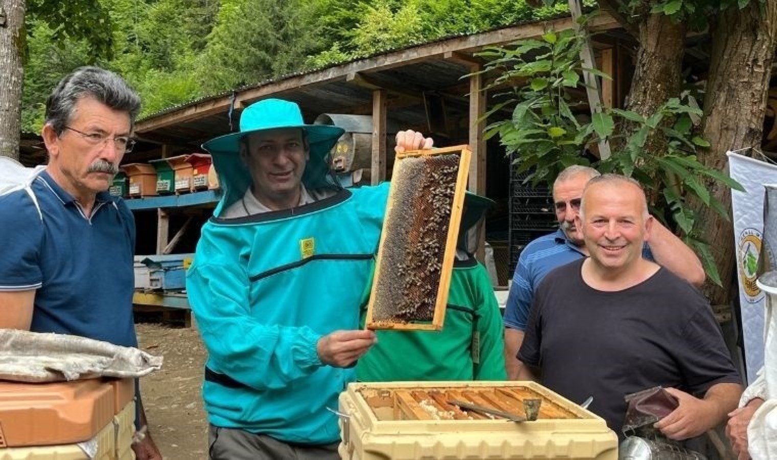 25 yıllık gazetecilik mesleğini bırakıp arıcılığa başladı - Son Dakika Yaşam Haberleri | Cumhuriyet