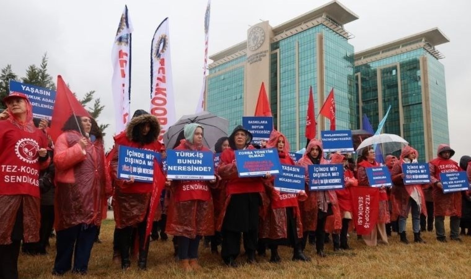 Tez-Koop-İş'ten GSB önünde protesto: Zorla istifa ettiriyorlar