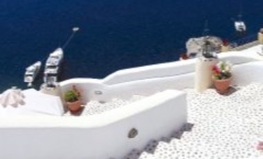 Bembeyaz evleriyle Santorini