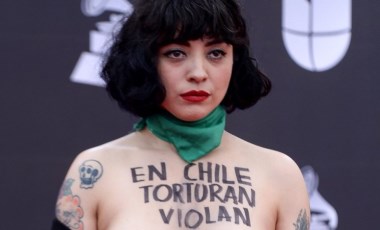 Mon Laferte: Şilili şarkıcıdan Latin Grammy Ödülleri'nde kırmızı halıda üstsüz protesto