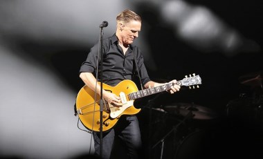 Bryan Adams hep üçlük atıyor