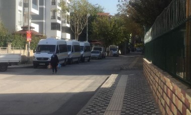 Servis minibüsünde unutulduktan sonra kaybolan çocuk sokakta ağlarken bulundu!