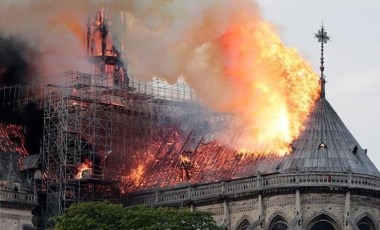 Fransa Notre Dame Katedrali’ni 5 yılda yeniden inşa etmeyi planlıyor